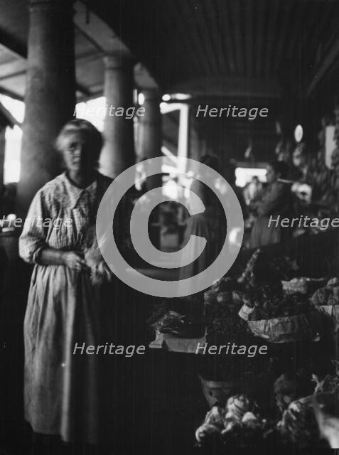 Market scene, New Orleans, between 1920 and 1926. Creator: Arnold Genthe.