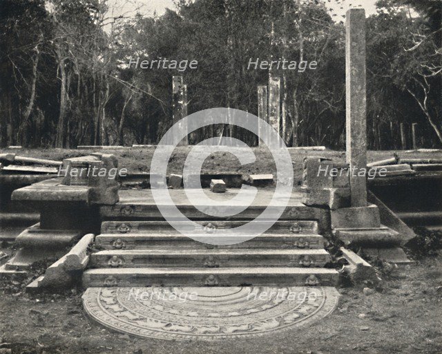 'Treppe mit Darstellung von Erdgeistern, wahrscheinlich Zugang zu einem heiligen Bobaum, Anuradhap Artist: Unknown.