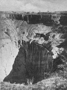 ''Le puits le plus important des gites diamantiferes de Kimberley; Afrique Australe', 1914. Creator: Unknown.