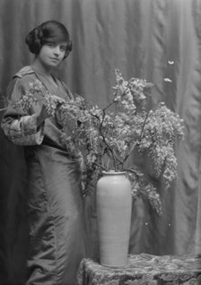 Wanger, Beatrice, Miss, portrait photograph, between 1912 and 1915. Creator: Arnold Genthe.