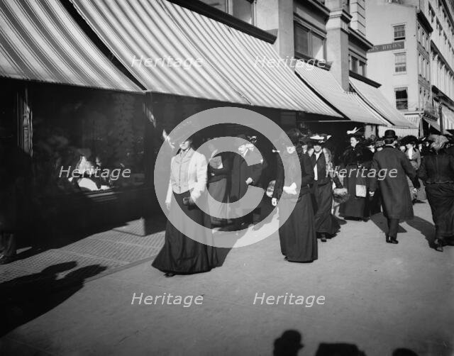 Christmas shoppers on Sixth Avenue, New York, New York, between 1900 and 1905. Creator: Unknown.