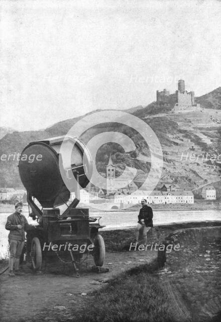 'La Paix Victorieuse; La Garde au Rhin: Pour la garde nocturne: projecteyr francais sur... Creator: Unknown.