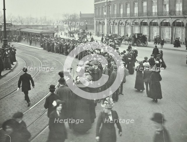 Long queue of people at Blackfriars Tramway shelter, London, 1912. Artist: Unknown.