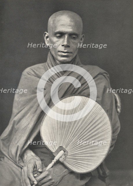 'Buddhistischer Monch der Burma-Sekte mit Palmblattfacher', 1926. Artist: Unknown.