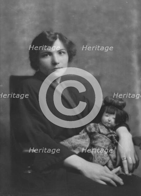 Victors, Miss, portrait photograph, 1915 May 18. Creator: Arnold Genthe.