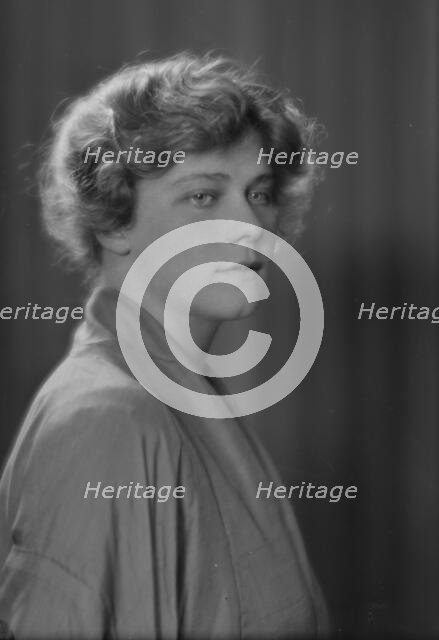 Hollingsworth, Peggy, Miss, portrait photograph, 1914 July 1. Creator: Arnold Genthe.
