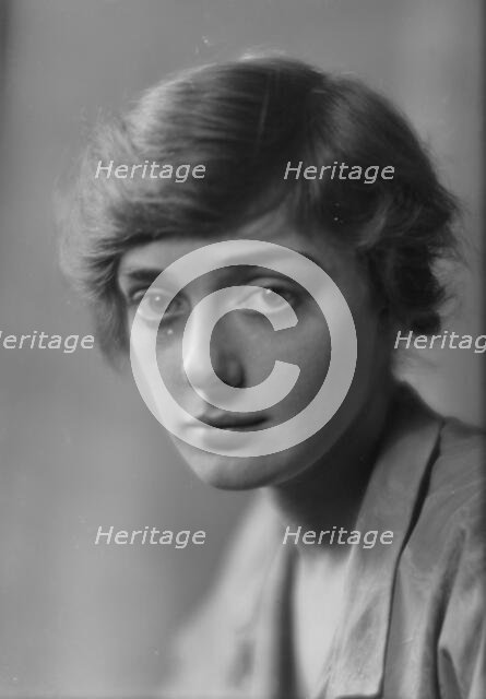 Findlay, Ruth, Miss, portrait photograph, 1915 Jan. 22. Creator: Arnold Genthe.