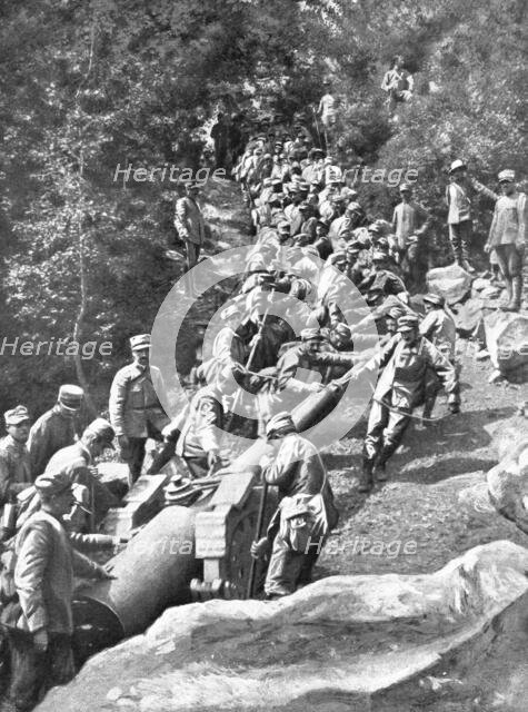 ''Les difficultes de la guetre en Montagne; une grosse piece halee a bras par 600 hommes', 1915. Creator: Robert Vaucher.