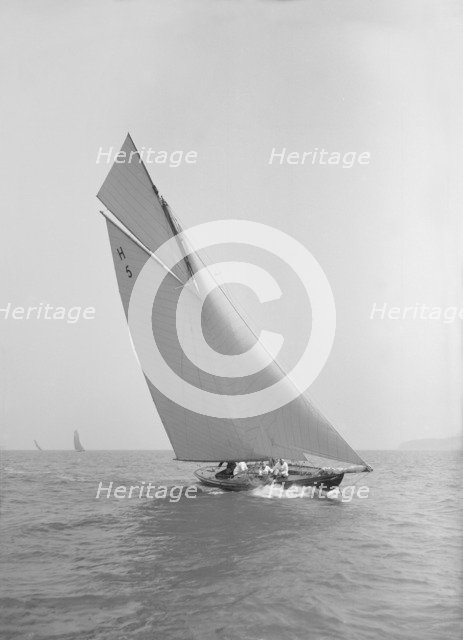 The 8 Metre class 'Endrick', 1911. Creator: Kirk & Sons of Cowes.