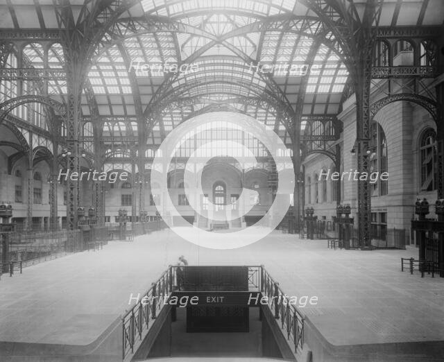 Pennsylvania station, main concourse, New York, between 1900 and 1920. Creator: Unknown.