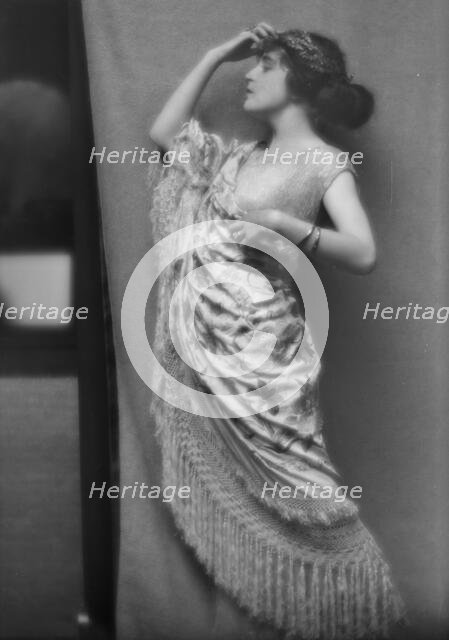 Namara-Toye, Mme., portrait photograph, 1912. Creator: Arnold Genthe.