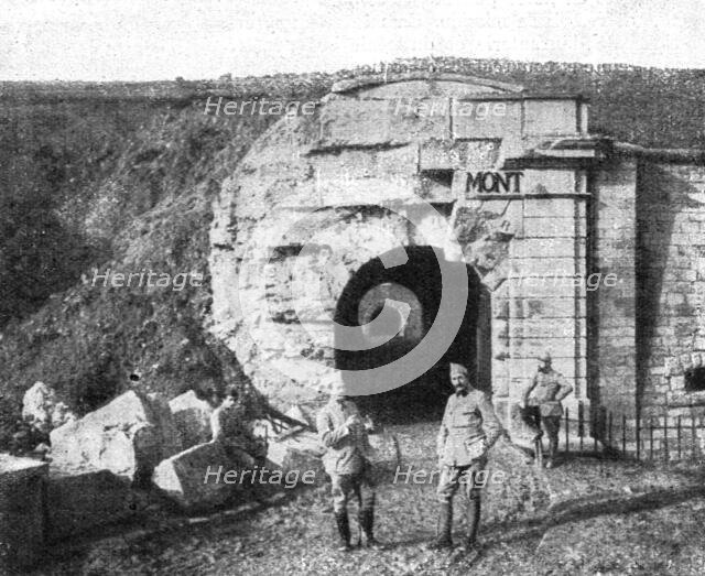 'Les combats de Douaumont; Le fosse et l'entrée principale du fort de Douaumont au debut..., 1916. Creator: Unknown.