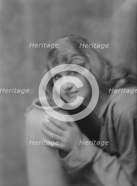 Evans, Laura, Miss, portrait photograph, 1915 July 7. Creator: Arnold Genthe.