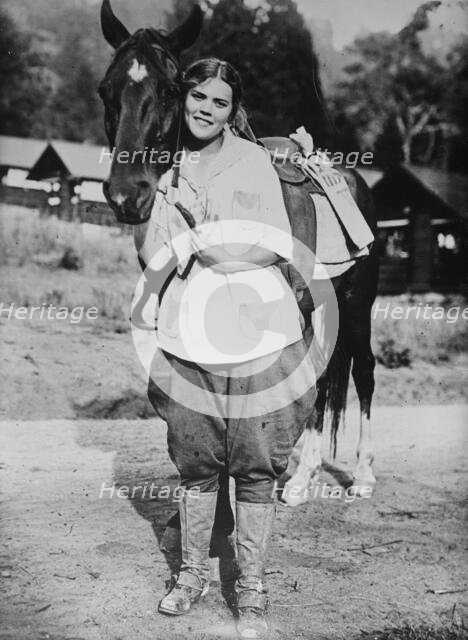 Los Angeles [woman] mail carrier, between c1915 and c1920. Creator: Bain News Service.