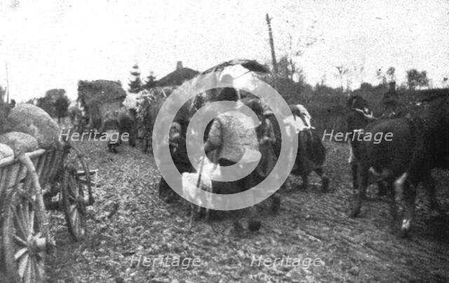 'Le repli et l'exode; Une colonne de paysans sur la route de l'exil', 1915 (1924). Creator: R. Marianovitch.