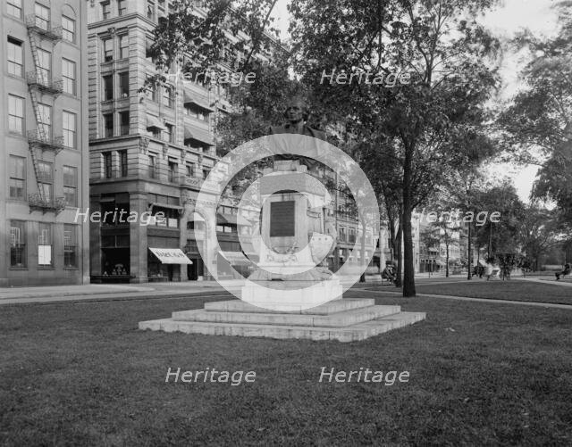 Washington Boulevard and Columbus monument, Detroit, Mich., between 1910 and 1920. Creator: Unknown.