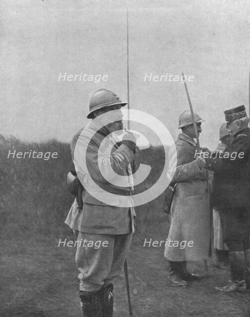 'Nos Preux; La veille de l'offensive de la Somme, le general en chef a voulu voir les..., 1916. Creator: Unknown.
