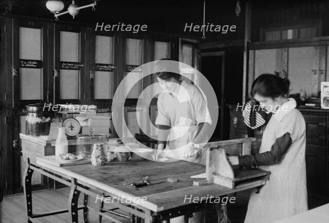 [Barnard Canteen], 1918 or 1919. Creator: Bain News Service.