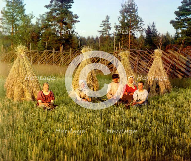 At harvest time [Russian Empire], 1909. Creator: Sergey Mikhaylovich Prokudin-Gorsky.