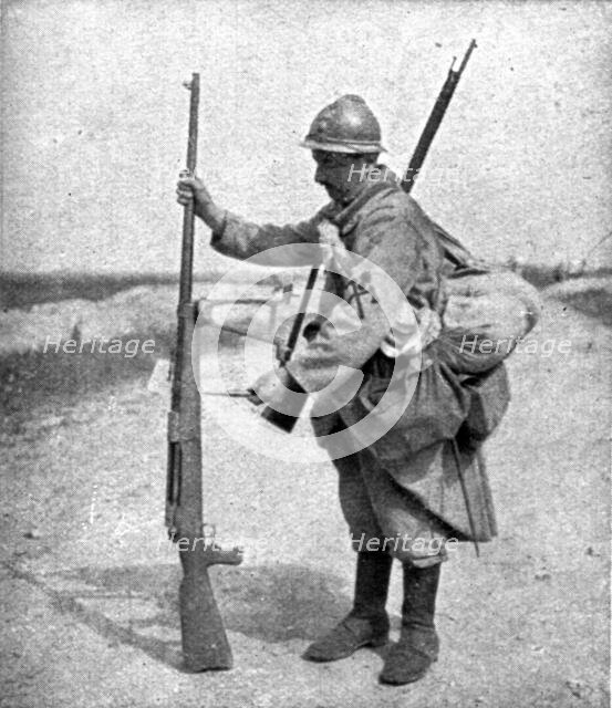' Sur le Marne; le fusil allemand contre char d'assaut, examine par un de nos sapeurs', 1918. Creator: Unknown.