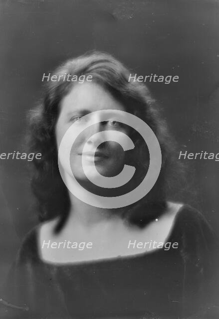 Miss Wynne Pyle, portrait photograph, 1919 June 6. Creator: Arnold Genthe.