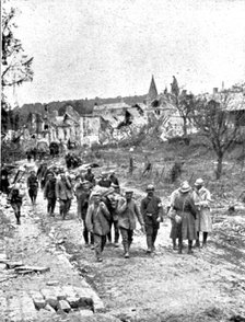 'La Replique de Foch: Au Sud-ouest de Soissons; prisonniers allemands conduits par des..., 1918. Creator: Unknown.