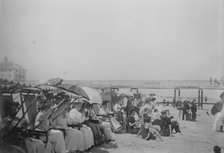 Crowd on beach for motor boat races, Palm Beach, 1910. Creator: Bain News Service.