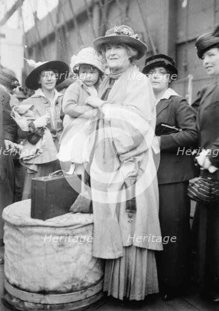 Ellen Terry and June E.T. Morris (Grand Niece), 1915. Creator: Bain News Service.