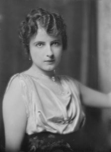 Mrs. D. Porticelli, portrait photograph, 1918 May 1. Creator: Arnold Genthe.