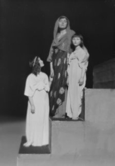 Scenes from Aedipus, a play by Augustin Duncan, between 1915 and 1921. Creator: Arnold Genthe.