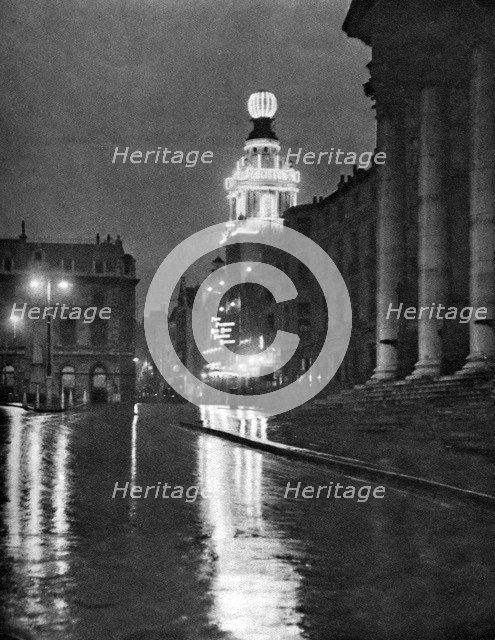 Wet weather in Trafalgar Square, London, 1926-1927. Artist: Paterson