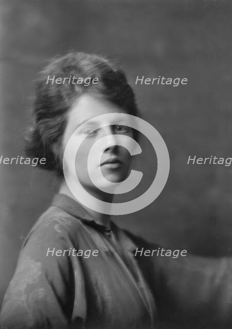 Miss Gloria Harriman, portrait photograph, 1918 Apr. or May. Creator: Arnold Genthe.