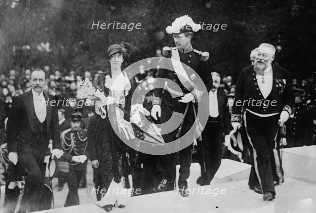 Queen & King of Belg. [i.e., Belgium] opening Ghent Exposition - Mayor Braunn [i.e., Braun], 1913. Creator: Bain News Service.