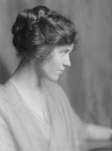 James, Dorothy, Miss, portrait photograph, 1914 May 5. Creator: Arnold Genthe.