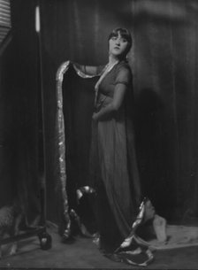 Dolly sister, portrait photograph, 1916. Creator: Arnold Genthe.