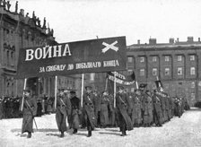 'Les Soubresauts de la Russie; Un groupe d'eleves artilleurs parcourt la ville en cortege..., 1917. Creator: Unknown.