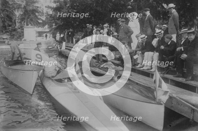 Motor boats at dock, people on pier, Palm Beach, 1910. Creator: Bain News Service.