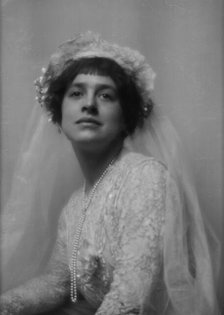 Paige, H. Roy, Mrs., portrait photograph, 1912 or 1913. Creator: Arnold Genthe.