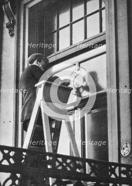 'Removing German emblems from German Embassy, Carlton House Terrace, London', 1914. Artist: Unknown.