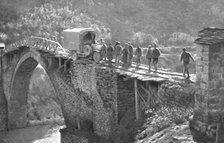 'les Italiens en Albanie ; un auto-camion italienen mauvaise posture sur le pont du Sarantaporos, a  Creator: Unknown.