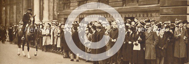 'Seeking news of King Edward, December 3rd, 1936', 1937. Artist: Unknown.