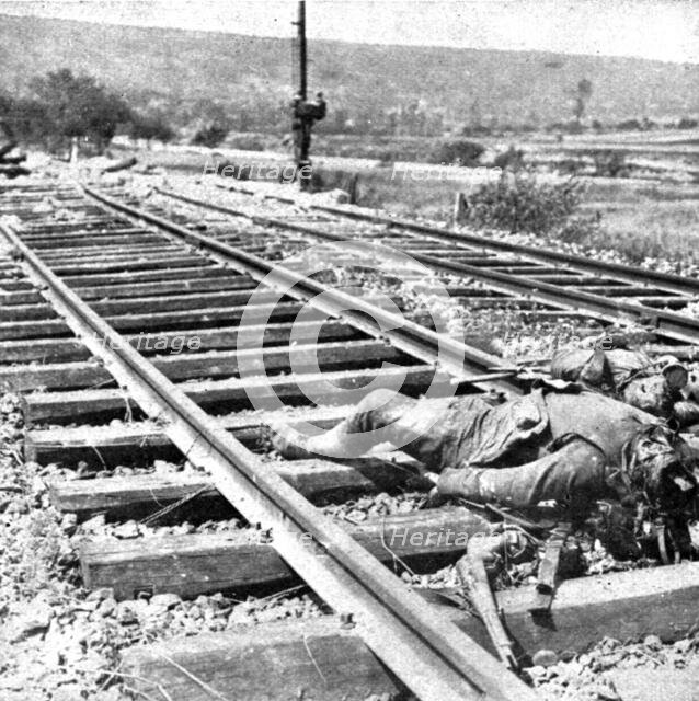 ' Sur le Marne; la ligne Paris-Nancy devant Passy-sur-Marne, apres la retraite allemande', 1918. Creator: Unknown.