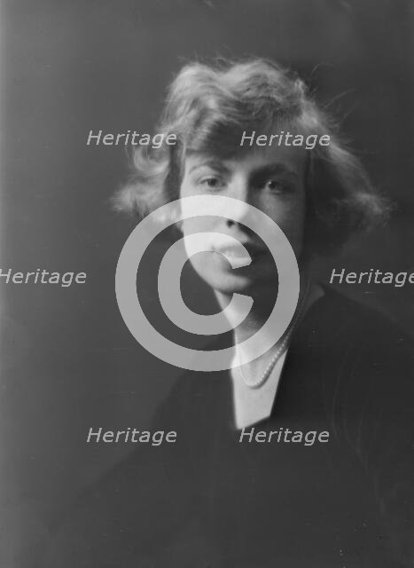 Miss Carolyn Steinman, (Mrs. J. Warren Schweder), portrait photograph, 1918 Oct. 10. Creator: Arnold Genthe.