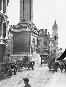 Monument and St Magnus the Martyr, Lower Thames St, City of London, before 1933. Artist: George Davison Reid