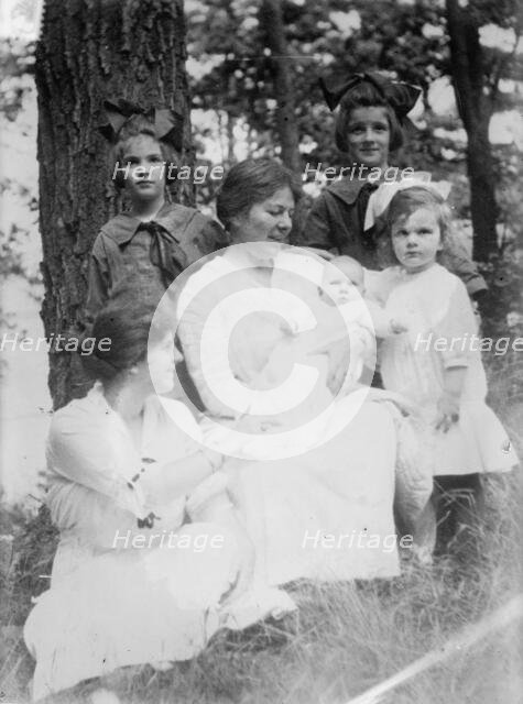 Mme. Louise Homer and children, 1915. Creator: Bain News Service.