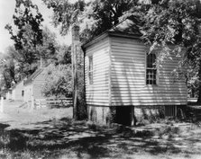 Residence, cabin, on James River, Tuckahoe Plantation, Goochland County..., between c1905 and c1933. Creator: Frances Benjamin Johnston.