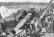 ''En Argonne; Un des canons de 14 pouces, servis par des pointeurs de l'artillerie de cote..., 1918. Creator: Signal Corps ASF.