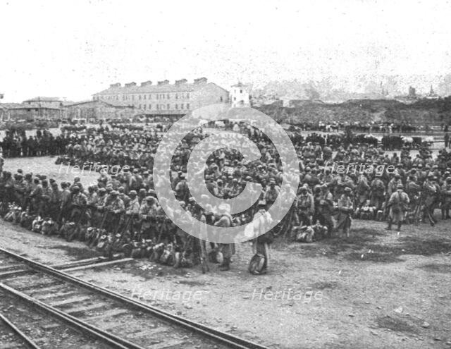 'Les premiers contingents Franco-Anglais a Salonique; Nos troupes, apres le rassemblement...1915 (19 Creator: Unknown.