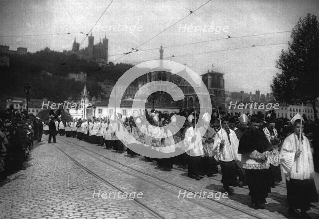 'La procession des Cardinaux, Archeveques et Eveques, aux funerailles du primat ..., 1916. Creator: Unknown.