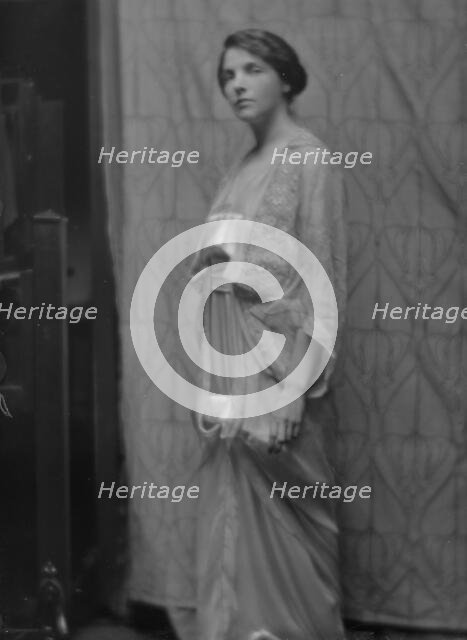 Wallach, Alma, Miss, portrait photograph, 1914 Jan. 24. Creator: Arnold Genthe.